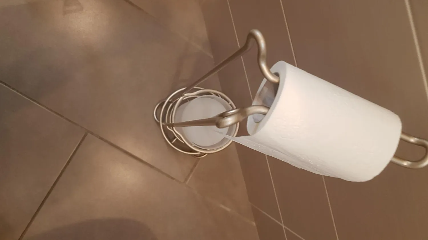 mDesign WC Garnitur Toilettenpapierhalter Bürste silber stehend
