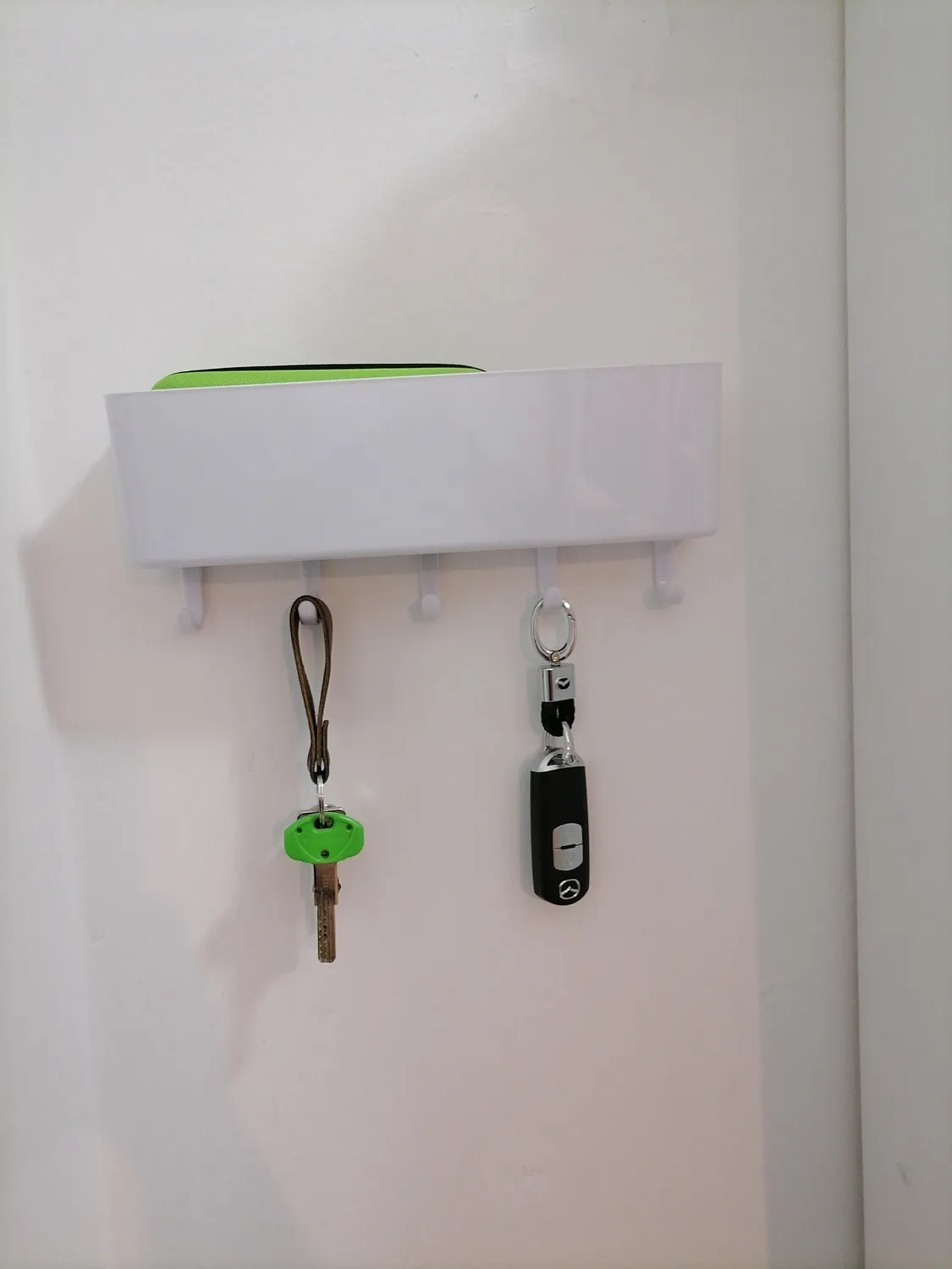 mDesign Schlüsselbrett mit Ablage grau Kunststoff 5 Haken