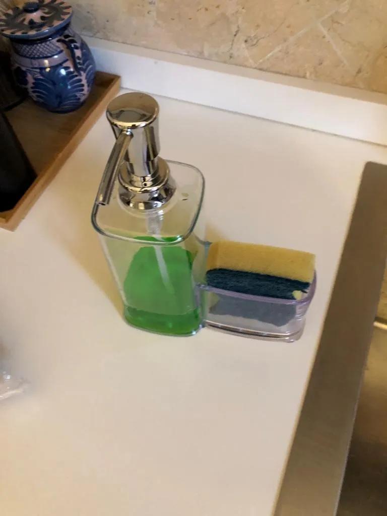 mDesign Seifenspender 473 ml mit Schwammhalter transparent
